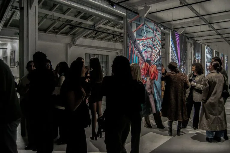 image d'une foule à un vernissage