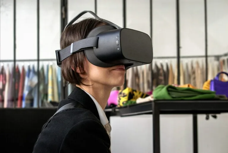 Image d'une femme qui regarde dans un casque virtuelle
