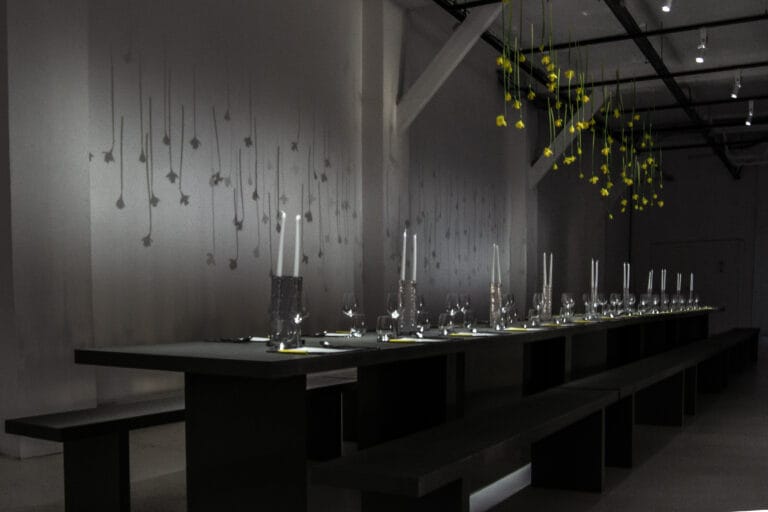 Image d'une très jolie table bien présenté pour événement dîner privé dans le monde de l'art et fashion